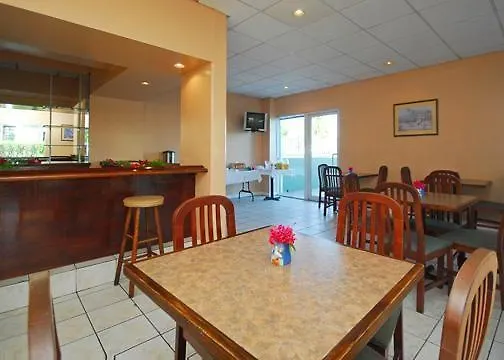 Holiday Inn Express & Suites Nassau Hotel